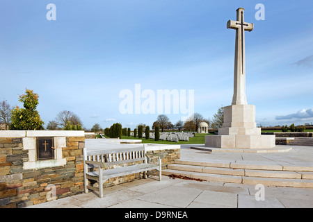 Croix du Sacrifice à WW1 Bedford House cimetière pour Première Guerre mondiale l'un des soldats britanniques à Zillebeke, Flandre occidentale, Belgique Banque D'Images