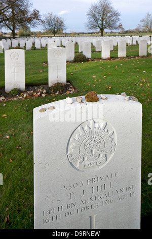 La PREMIÈRE GUERRE MONDIALE pierre tombale au cimetière de Bedford House Première Guerre mondiale l'un des soldats britanniques à Zillebeke, Flandre occidentale, Belgique Banque D'Images