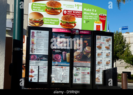 Vue générale d'un McDonald's en voiture par l'intermédiaire de menu au petit déjeuner, à l'Est Palo Alto, Californie, États-Unis d'Amérique Banque D'Images