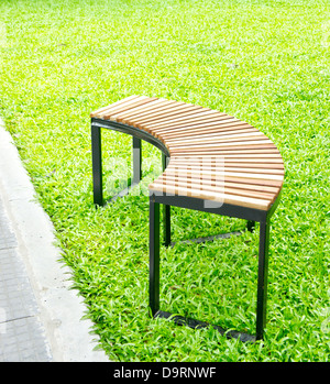 Le banc en bois moderne dans un parc. Banque D'Images