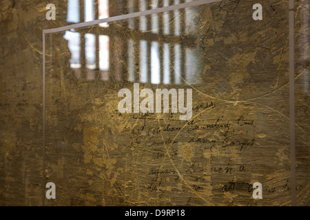 Mur de la première guerre mondiale première guerre mondiale les inscriptions de l'un des soldats condamnés à mort de cellule à l'hôtel de ville de Poperinge, Flandre occidentale, Belgique Banque D'Images