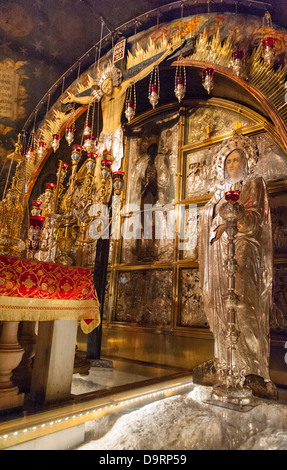 Israël, Jérusalem Vieille ville , église du Saint-Sépulcre , autel grec orthodoxe Golgotha rock site de crucifixion Banque D'Images