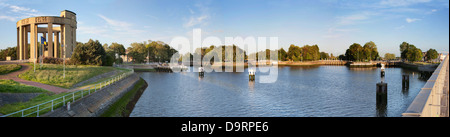 WW1 Le Roi Albert I monument situé le long de la rivière IJzer / Yser au complexe d'écluse Ganzenpoot / pied d'oie, Nieuwpoort / Nieuport, Belgique Banque D'Images