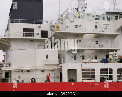 Marin l'homme forme sur le pont du navire transporteur de Rosita dans le port de Rotterdam, Pays-Bas Banque D'Images