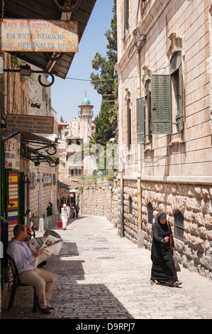 Israël Jérusalem Vieille ville quartier arabe musulmane Via Dolorosa menant à Al Ahram Hotel & minaret Banque D'Images