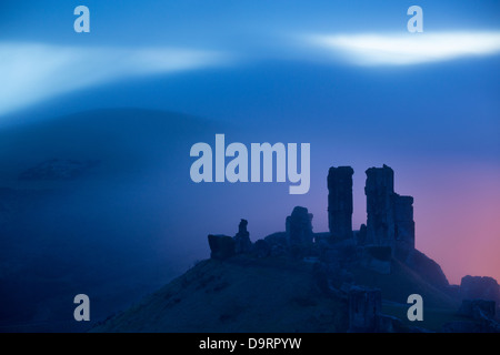 Château de Corfe dans la brume à l'aube, Dorset, England, UK Banque D'Images