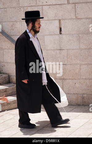 Vieille ville de Jérusalem Israël juif ultra-orthodoxe bearded man walking down steps à l'ouest de mur des Lamentations Ha Kotel Plaza Banque D'Images