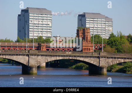 Gorbals tour de blocs et de ponts sur la Clyde à Glasgow, Ecosse Banque D'Images