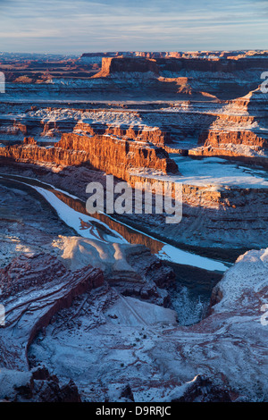 La vallée du Colorado à partir de Dead Horse Point à l'aube, Utah, USA Banque D'Images