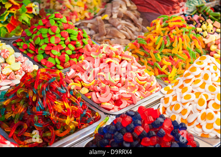 Israël Tel Aviv Jaffa Yafo Carmel Market penny sweet gum jelly jello candy shop décrochage pieux magasin Banque D'Images