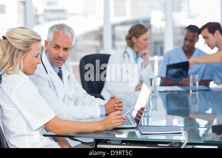 Deux médecins using laptop Banque D'Images