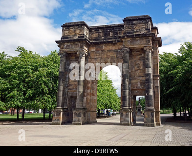 Arch McLennan et fontaine Collins (visible au travers de la porte) à l'entrée de Glasgow Green de Saltmarket Glasgow Ecosse Banque D'Images