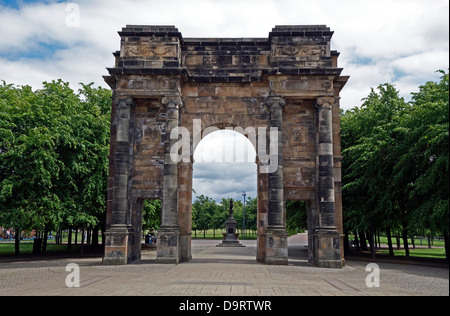 Arch McLennan et fontaine Collins (visible au travers de la porte) à l'entrée de Glasgow Green de Saltmarket Glasgow Ecosse Banque D'Images