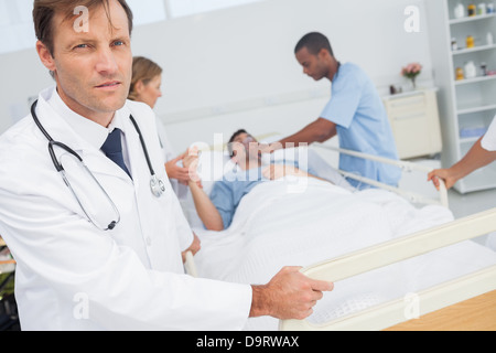 Médecin sérieux regardant la caméra Banque D'Images