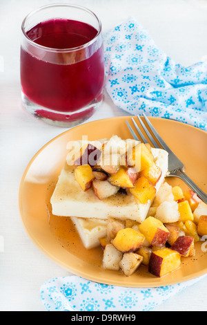 Le fromage blanc au lait cuit au four avec salade fruites, selective focus Banque D'Images