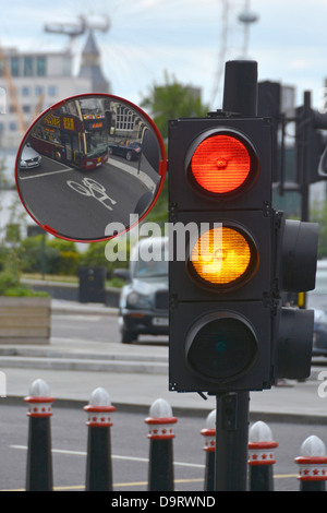 Miroir de sécurité cycle doux monté sur feu de circulation pour aider les conducteurs de voir les cyclistes Banque D'Images