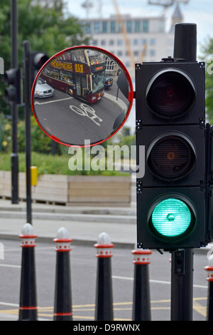 Miroir de sécurité cycle doux monté sur feu de circulation pour aider les conducteurs de voir les cyclistes Banque D'Images