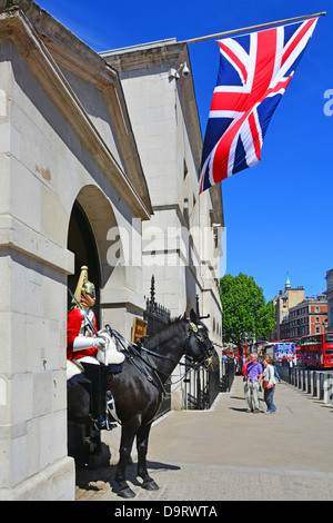 Whitehall trottoir avec Household Cavalry trooper monté et Union Jack flag Whitehall London England UK Banque D'Images