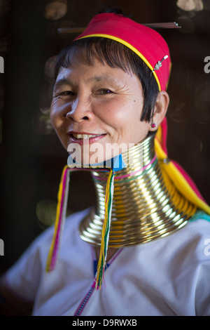 Un 'Padaung long cou' dame, lac Inle, Myanmar (Birmanie) Banque D'Images