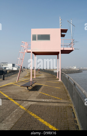 Vue générale sur le brise-lames du barrage de Cardiff au pays de Galles, et la tour d'observation de la hutte rose. Côte galloise estuaire Severn Banque D'Images