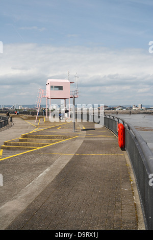 Vue générale sur le brise-lames du barrage de Cardiff au pays de Galles, et la tour d'observation de la hutte rose. Côte galloise estuaire Severn Banque D'Images