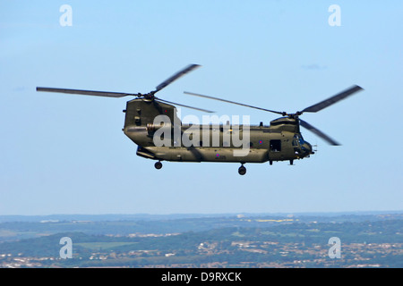 Boeing RAF militaire Chinook hélicoptère à rotor tandem survolant la ville de Londres Angleterre Royaume-Uni Banque D'Images