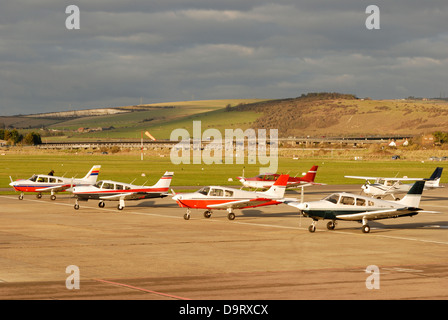 Les petits avions en stationnement côté piste le terminal principal à Shoreham (lumineux) de la ville Aéroport de West Sussex. Banque D'Images