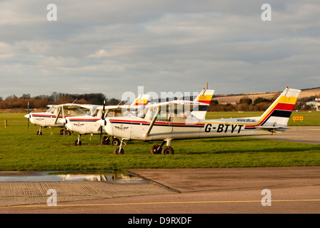 Les petits avions en stationnement côté piste le terminal principal à Shoreham (lumineux) de la ville Aéroport de West Sussex. Banque D'Images