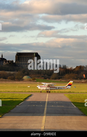 Un Cessna 152 taxis à décoller à Shoreham (Brighton City) Aéroport de West Sussex. Banque D'Images