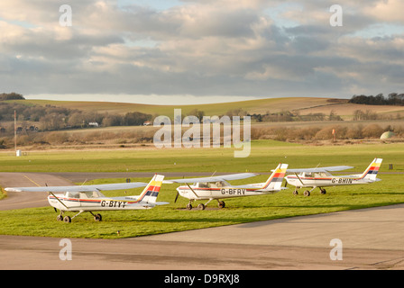 Les petits avions en stationnement côté piste le terminal principal à Shoreham (lumineux) de la ville Aéroport de West Sussex. Banque D'Images