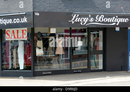 Lucys Boutique en angle avant magasin et les fenêtres de magasin possédées par Lucy plaque de lac meckburgh une fois membre du casting dans le TOWIE la seule façon est Essex tv show UK Banque D'Images