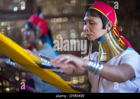 Un 'Padaung long cou' dame, lac Inle, Myanmar (Birmanie) Banque D'Images