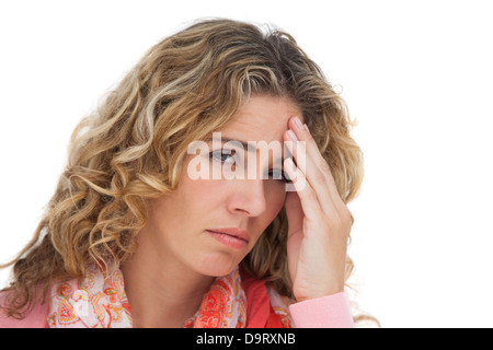 Blonde femme souffrant de céphalées et holding her head Banque D'Images