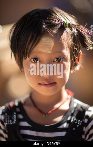 Une fille, au Lac Inle, Myanmar (Birmanie) Banque D'Images