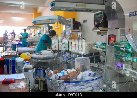 Nov 26, 2012 - Bangalore, Karnataka, Inde - l'Unité pédiatrique de soins intensifs à l'hôpital Narayana Hrudalaya à Bangalore où les nourrissons sont surveillés et font l'objet d'après avoir subi une chirurgie cardiaque de récupération. Les entreprises sont de plus en plus cibler le bas de la pyramide, les marchés pauvres, dans les pays en développement comme l'Inde à conduire la croissance future et les profits. (Crédit Image : © Subhash Sharma/ZUMAPRESS.com) Banque D'Images