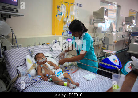 Nov 26, 2012 - Bangalore, Karnataka, Inde - l'Unité pédiatrique de soins intensifs à l'hôpital Narayana Hrudalaya à Bangalore où les nourrissons sont surveillés et font l'objet d'après avoir subi une chirurgie cardiaque de récupération. Les entreprises sont de plus en plus cibler le bas de la pyramide, les marchés pauvres, dans les pays en développement comme l'Inde à conduire la croissance future et les profits. (Crédit Image : © Subhash Sharma/ZUMAPRESS.com) Banque D'Images