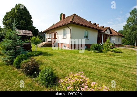 Un bed-and-breakfast pension dans un village près de Knyszyn forêt sur la rivière Biebrza au bord du Parc National de la Biebrza. Banque D'Images