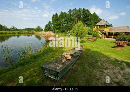 Un bed-and-breakfast pension dans un village près de Knyszyn forêt sur la rivière Biebrza au bord du Parc National de la Biebrza. Banque D'Images