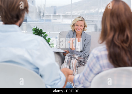 Parler à un psychologue Smiling couple Banque D'Images