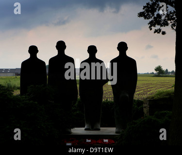 La statue de deuil des soldats à Langemarck Première Guerre mondiale cimetière allemand en Belgique par le professeur Emil Krieger Banque D'Images