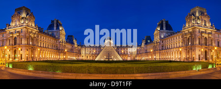 Vue panoramique du musée du Louvre, au crépuscule, Paris France Banque D'Images