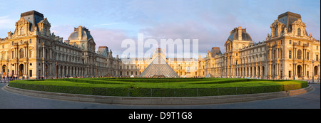 Vue panoramique du Musée du Louvre, Paris, France Banque D'Images