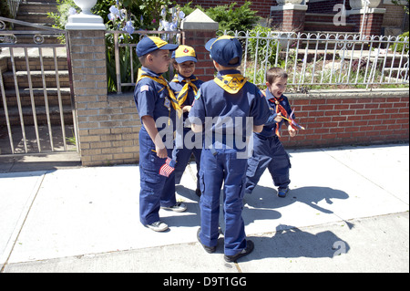 Louveteaux attendre à mars dans la Kings County Memorial Day Parade dans la Section de Bay Ridge, Brooklyn, NY, le 27 mai 2013. Banque D'Images