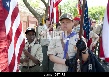 Couleur Scout guard se prépare à mars dans la Kings County Memorial Day Parade dans la Section de Bay Ridge, Brooklyn, NY, 2013. Banque D'Images