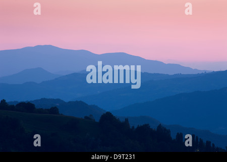 Crépuscule sur les collines de la Marche nr San Marino, Italie Banque D'Images