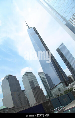 Londres 24 juin 2013. Le nouveau World Trade Center vu de Vesey Street et West Broadway. Crédit David Mbiyu/Alamy Live News Banque D'Images