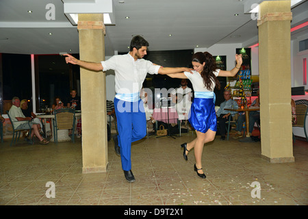 La danse grecque à soirée grecque, l'hôtel Pefkos, Amphitriti (Pefki), Rhodes (Rodos), du Dodécanèse, Grèce, région sud de la Mer Egée Banque D'Images