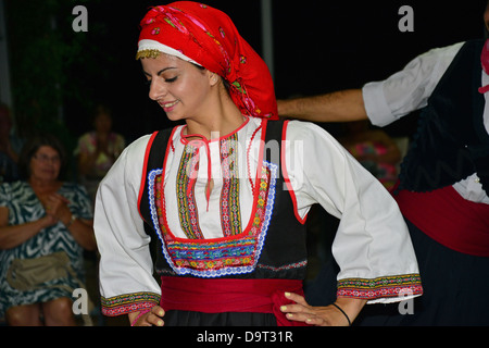 La danse grecque à soirée grecque, l'hôtel Pefkos, Amphitriti (Pefki), Rhodes (Rodos), du Dodécanèse, Grèce, région sud de la Mer Egée Banque D'Images