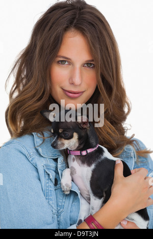 Femme heureuse avec son chihuahua Banque D'Images