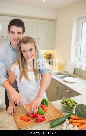 Couple travaillant dans la cuisine Banque D'Images